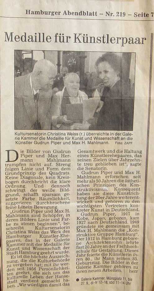 Max H. Mahlmann - Verleihung Medailllie f�r Kunst und Wissenschaft - 1997 - 
Max Herrmann Mahlmann (* 4. April 1912 in Hamburg; � 2000) war ein deutscher Maler des Konstruktivismus.

Mahlmann studierte von 1934 bis 1938 als Sch�ler Richard M�llers an der Akademie der Bildenden K�nste in Dresden und arbeitete zun�chst auch als B�hnenmaler und Gebrauchsgrafiker.

Mahlmann wandte sich � beeinflusst von Wassili Kandinsky und Josef Albers � nach 1945 der gegenstandslosen Malerei zu und konzentrierte sich auf geometrisch-konstruktivistische Kompositionen. 1953 heiratete er die ebenfalls konstruktivistisch-gegenstandslose Malerin Gudrun Piper. Mit ihr stellte er stets gemeinsam aus. Von 1958 bis 1977 wirkte er als Dozent an der Fachhochschule f�r Gestaltung in Hamburg, von da ab arbeitete er als freier K�nstler. 
1997 erhielt das Ehepaar die Medaillie f�r Kunst und Wissenschaft in Hamburg.
Max H. Mahlmann war Mitglied im Deutschen K�nstlerbund.

Bis zu seinem Tode lebte das Ehepaar in Wedel bei Hamburg. Mahlmanns in Wedel geborene Enkelin ist die afrodeutsche S�ngerin, Schauspielerin und Moderatorin Oceana.

Seine Werke finden sich unter anderem in folgenden Museen:
-Museum f�r Konkrete Kunst, Ingolstadt
-Museum gegenstandsfreier Kunst, Otterndorf
-Sammlung zeitgen�ssischer Kunst der Bundesrepublik Deutschland