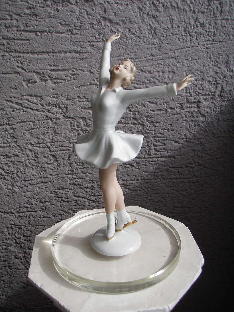 Eiskunstl�uferin - Porzellan - 30 x 16 x 13 cm - 39 € mtl./K 350 €