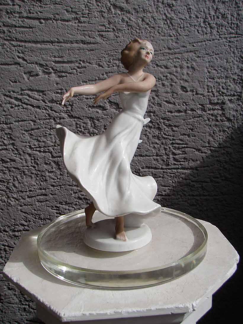 T�nzerin - Porzellan - 23 x 14 x 13 cm - 39 € mtl./K 350 €